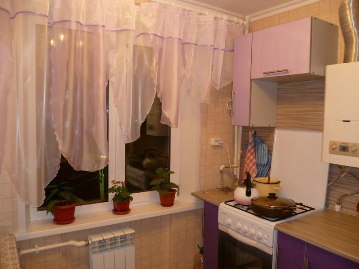 Вариант модели штор в кухню рядом с газовой плитой
