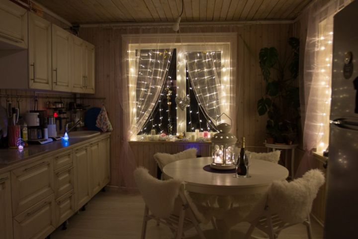 Атмосфера романтики на кухне с прозрачными шторами