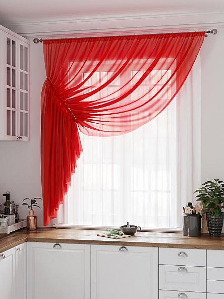 Элегантный дизайн шторы в кухне