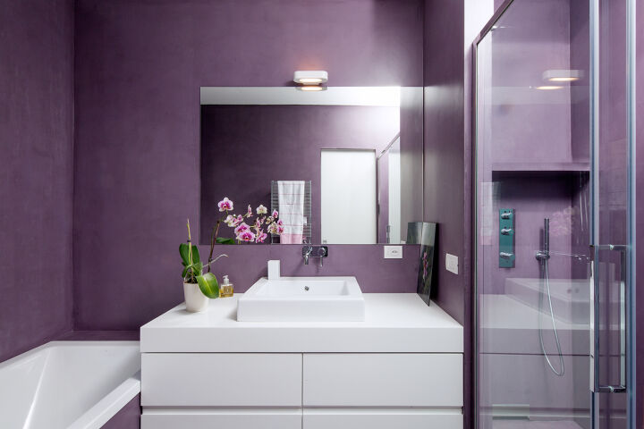 Интерьер современной фиолетовой ванной 2023