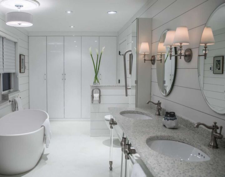 Интерьер ванной в современном стиле с двумя раковинами 2023