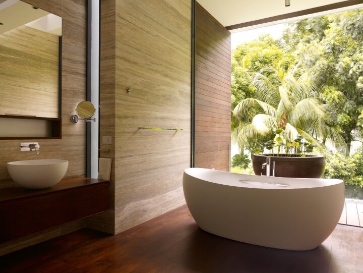 Стильная просторная ванная с деревянной отделкой