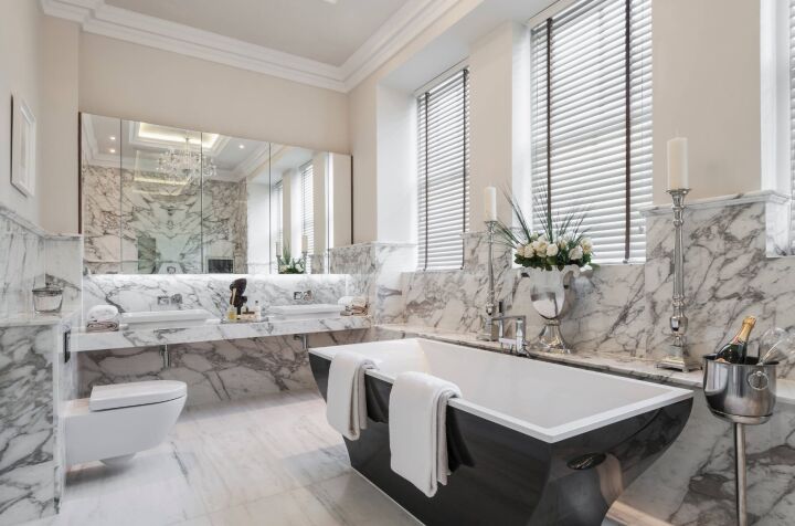 Дизайн мраморной ванной комнаты с большим зеркалом