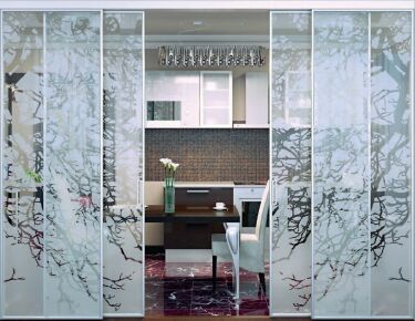 Oddělení prostoru mezi kuchyní a obývacím pokojem