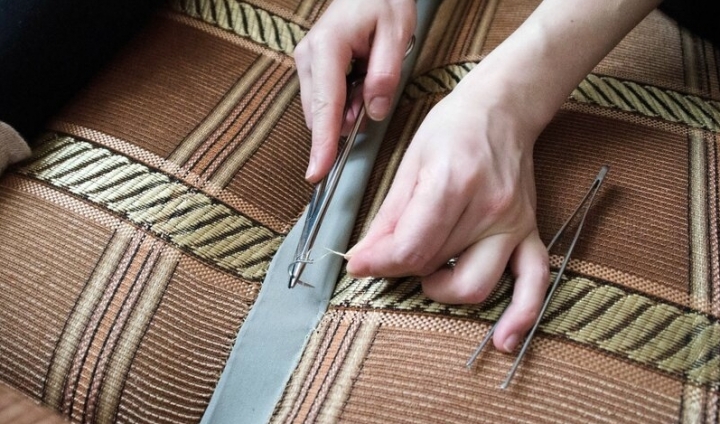 Зашить нитками спинку дивана