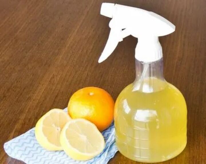 Лимонный сок прекрасно справляется с пятнами на обивке мягкой мебели и придаёт приятный запах