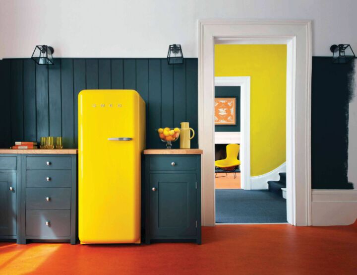 Акцент в интерьере кухни на желтом холодильнике