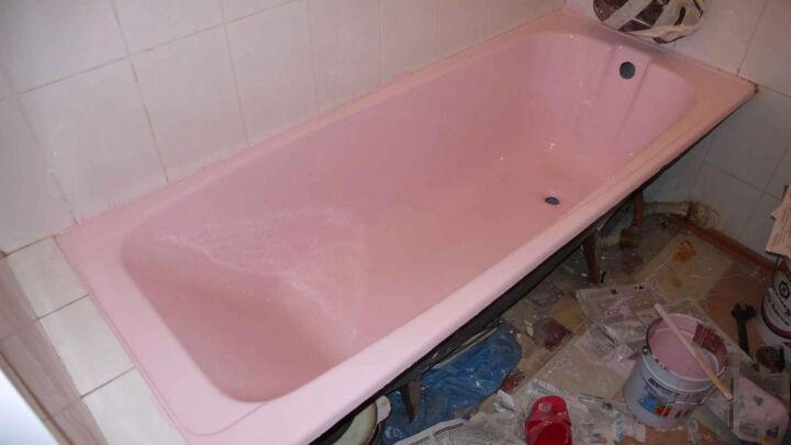 Старая ванна, покрытая розовой эмалью