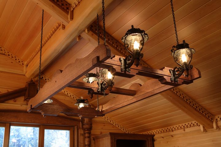 Монтаж люстры на деревянный потолок