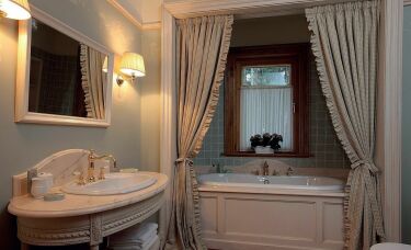 1. Плюсы и минусы стеклянных шторок для ванной
