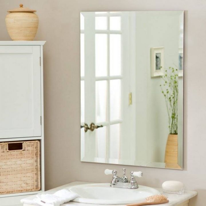 Как закрепить большое зеркало в ванной?