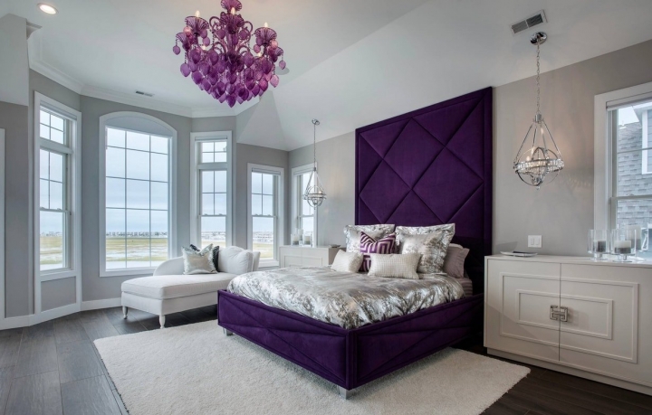 Королевский фиолетовый в интерьере спальни