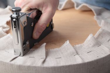 Hlavní věcí při přečalounění pohovky je nespěchat a dělat vše pečlivě