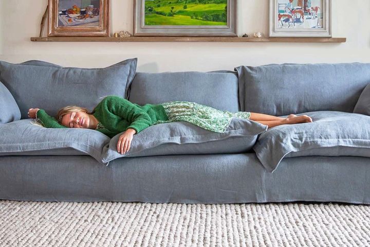 Как перетянуть диван своими руками?