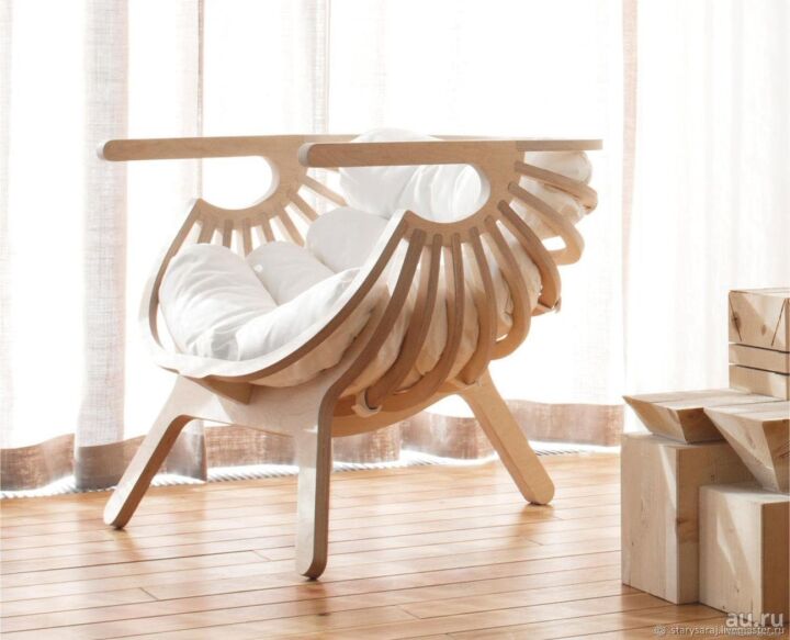 Кресло необычной формы из фанеры с мягкой подушкой