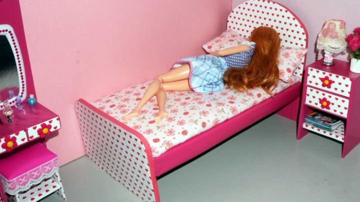 Как сделать кровать для кукол из картона
