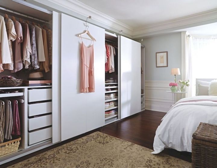 Преимущества шкафа-гардеробной в спальне