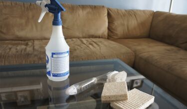 10 способов качественно почистить диван содой