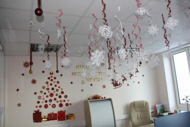 Новогодние украшения для офиса или рабочего кабинета: декор своими руками