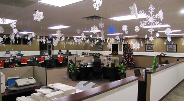 Как подготовить к празднику и украсить офис на Новый Год: оформляем рабочее место с огоньком