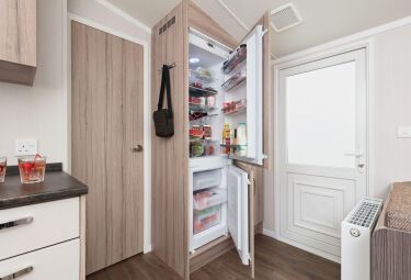 Как встроить обычный холодильник в кухонный гарнитур: способы с фото
