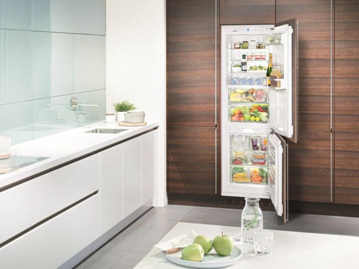 Стоит ли встраивать обычный холодильник в гарнитур?