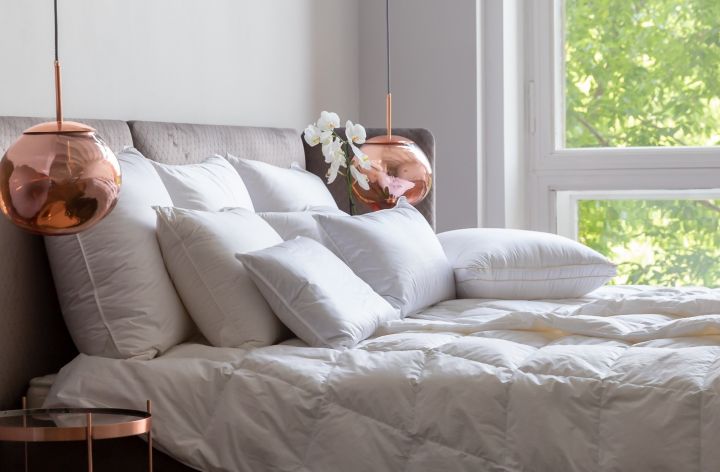 Подушки и одеяло из пуха в интерьере спальни