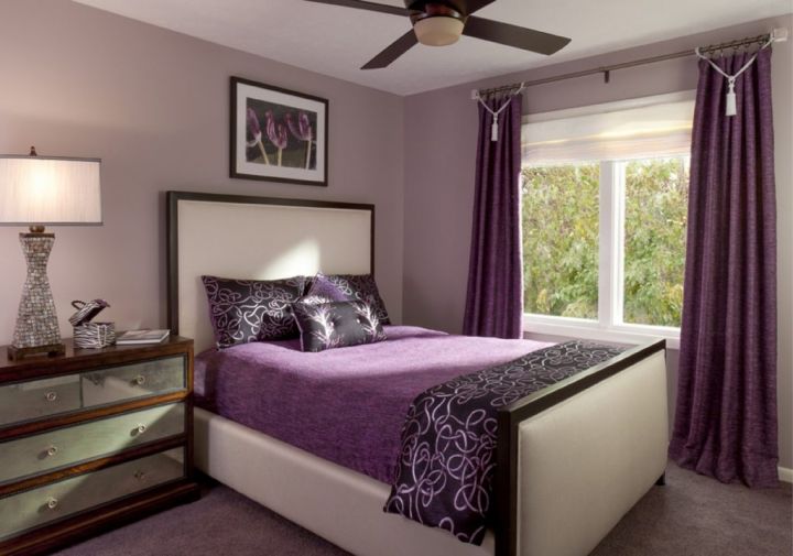 Фиолетовые акценты в оформлении спальни