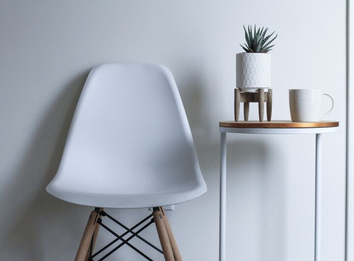 Стул ​​​​Eames и стильный прикроватный столик для первой квартиры
