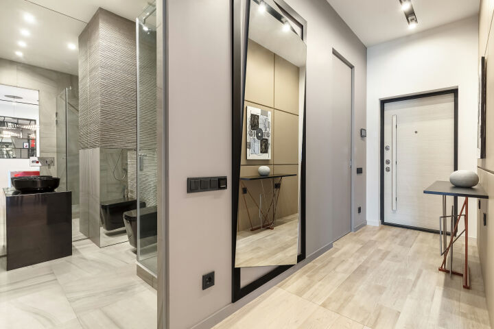 Designové prvky celoplošného zrcadla a chodby