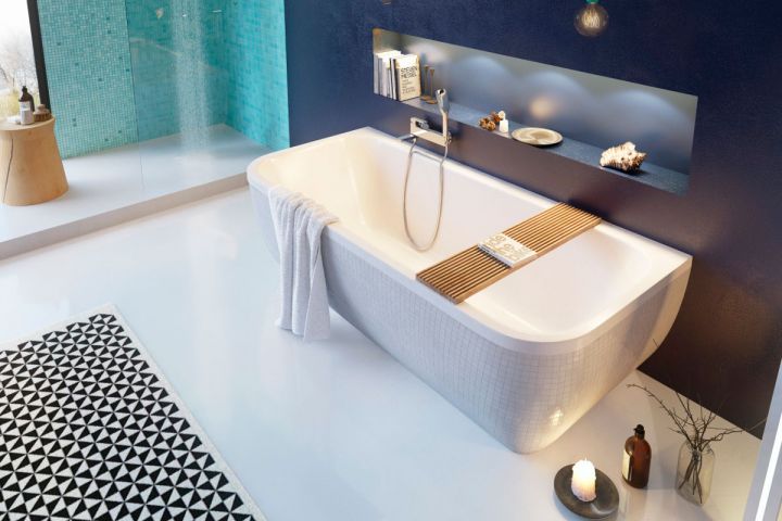  Стальная ванна с эмалированным покрытием редко поддаётся сколам и царапинам, при условии аккуратного обращения