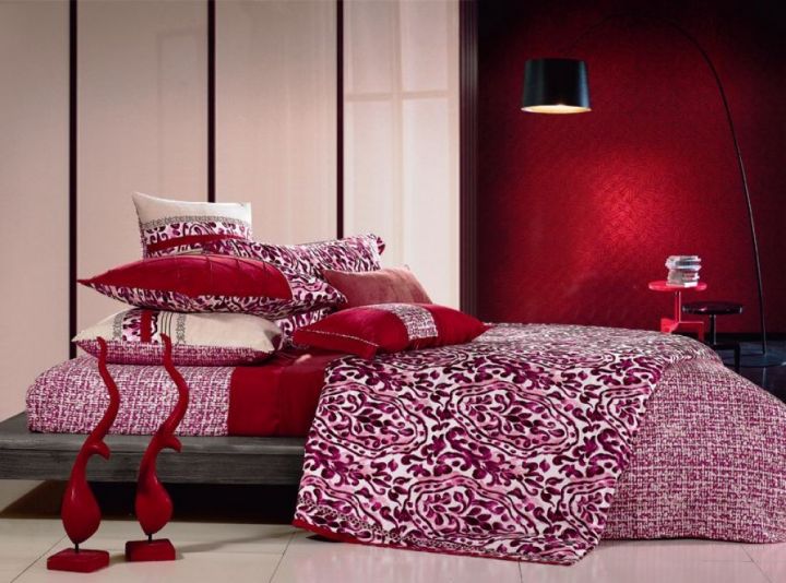 Текстиль в красной спальне