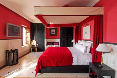 Кому подходит дизайн спальни в красном цвете?