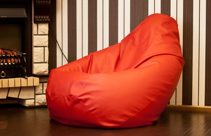 Бескаркасное кресло-мешок, обитое красной кожей