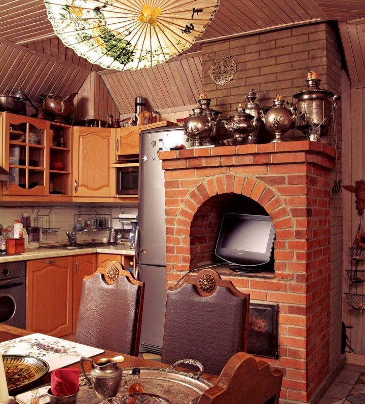 Уютная кухня с печкой