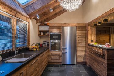Кухня на даче в деревянном доме — вариации дизайна
