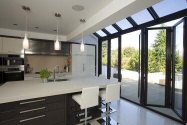 Идея 1 – Интерьер светлой кухни с одним окном