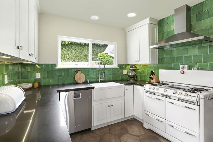 Дизайн кухни в бело-зеленых тонах
