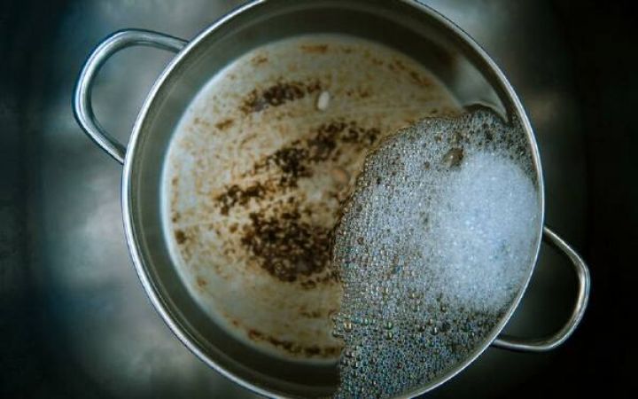 Как правильно очистить посуду от пригоревшей пищи