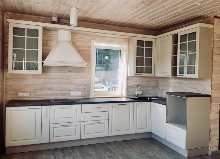 Белая кухня в деревянном доме