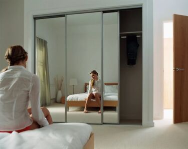 Почему категорически нельзя спать напротив зеркала? Чем чревато зеркало в спальне?
