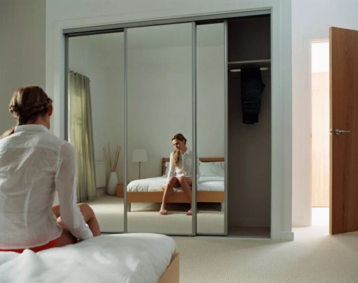 Что произойдет, если установить зеркало напротив кровати?