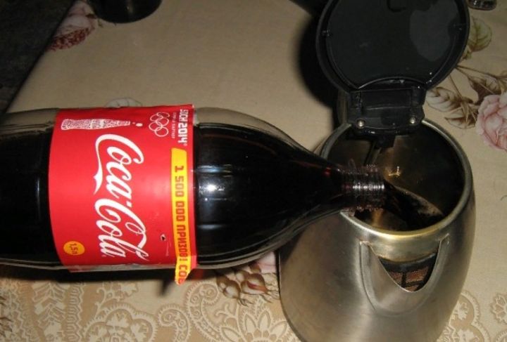 Чистка чайника с помощью Coca-Cola