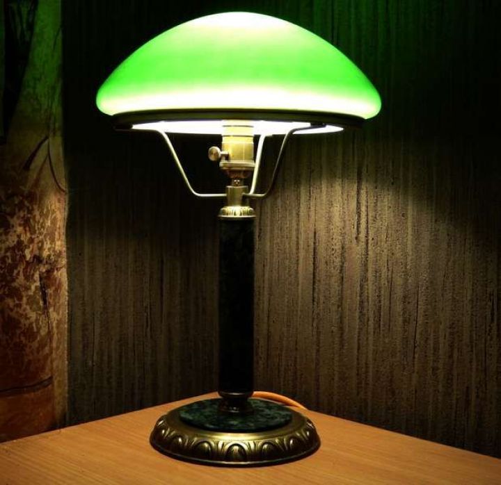 Зеленый светильник