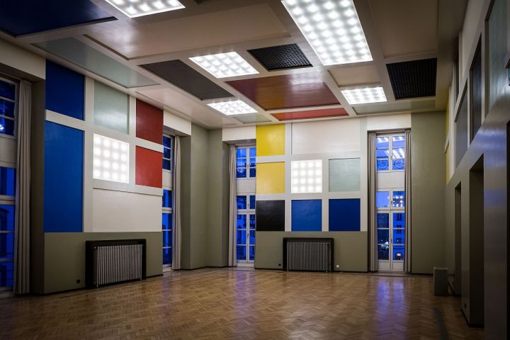 Авангардный стиль в интерьере холла