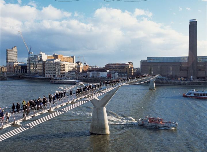 Пешеходный мост Миллениум в Лондоне построен в честь третьего тысячелетия