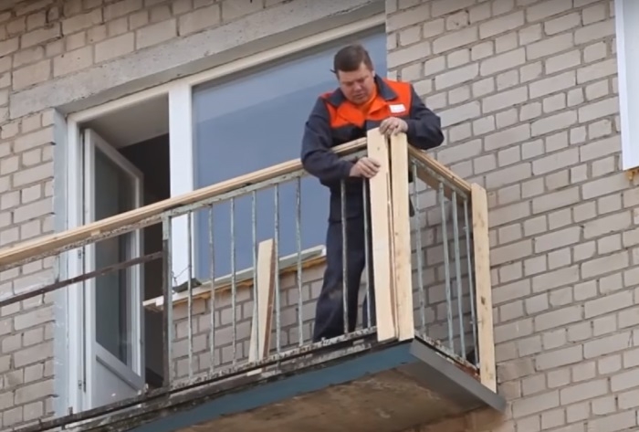 Процесс монтажа фасада балкона