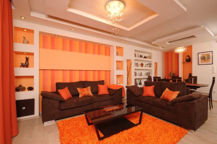 Оранжевый цвет в интерьере гостиной - 25 фото дизайнов