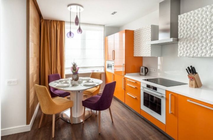 Оранжевые кухни и кухонный гарнитур в интерьере: из пластика, с фотопечатью, с корпусом венге.