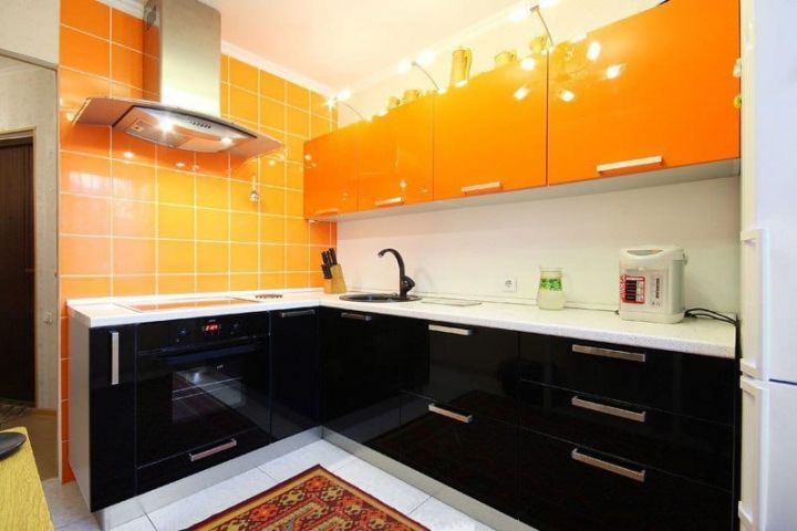 Большая угловая кухня нестандартных размеров матовый пластик двух цветов серого / оранжевого